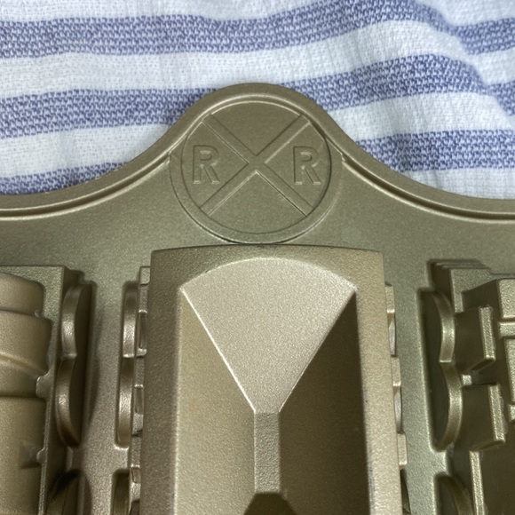 Nordic Ware train cake pan - Picture 4 of 6